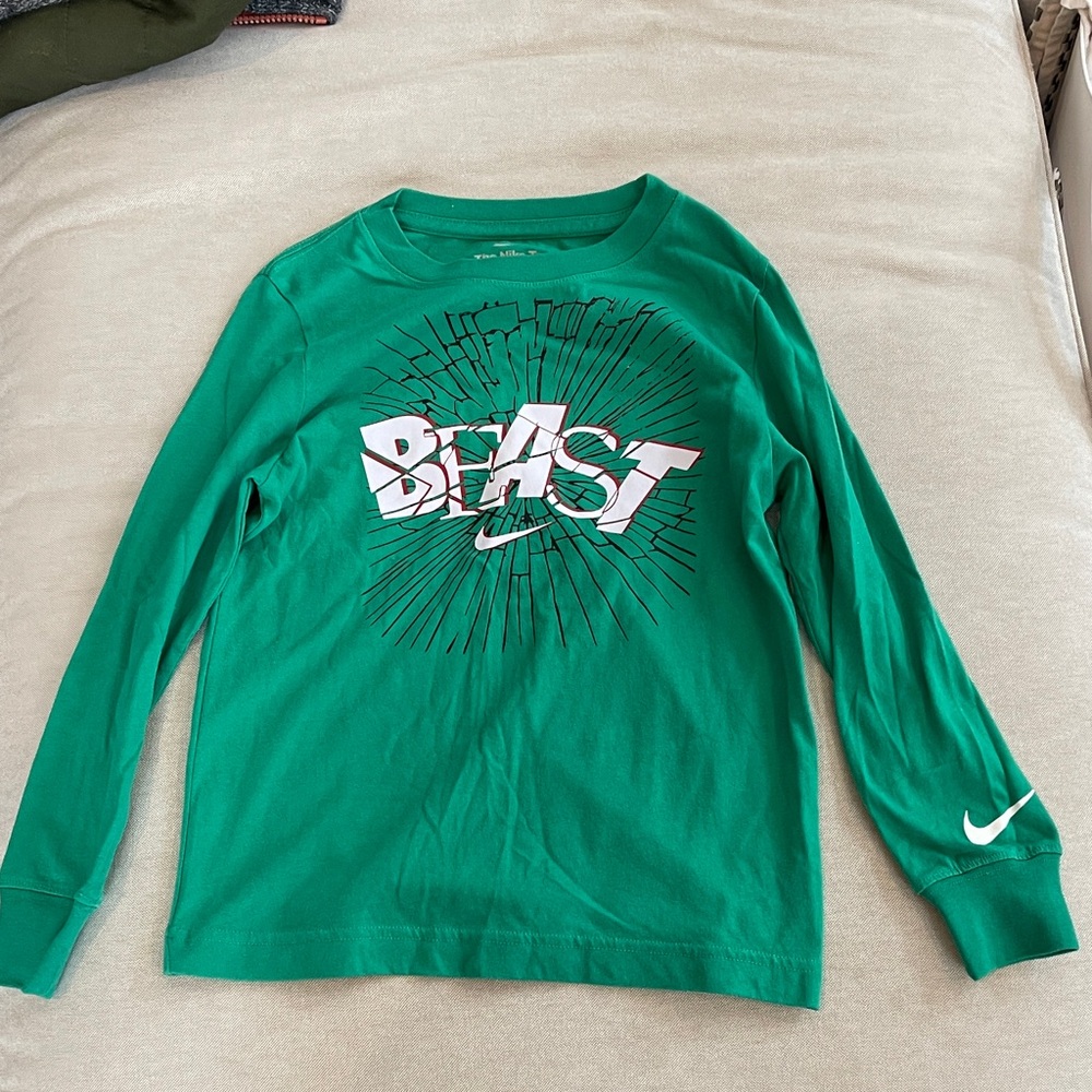 Nike Kids Long Sleeve T Shirt in Green with 'Beast' Graphic. Size 6/7